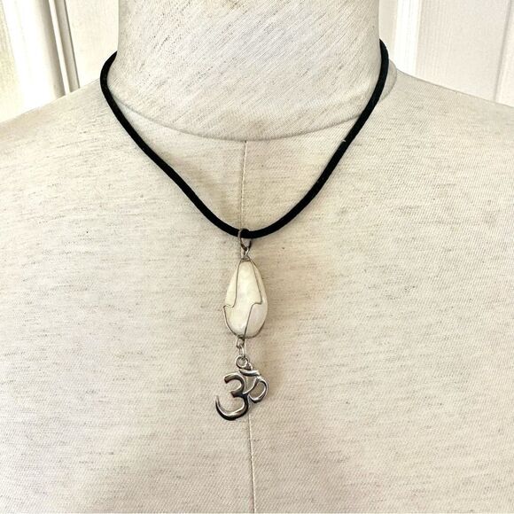 Milky Quartz OM pendant necklace - Picture 2 of 9